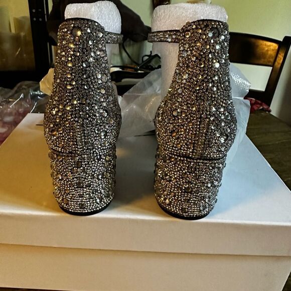 Betsey Johnson low block heel . NWB size 6.5-7
These are heavy and well made - Picture 8 of 10